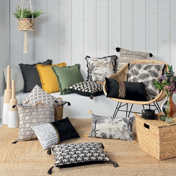 Dekoračný vankúš 45x45 cm Vanina – douceur d'intérieur-image-1