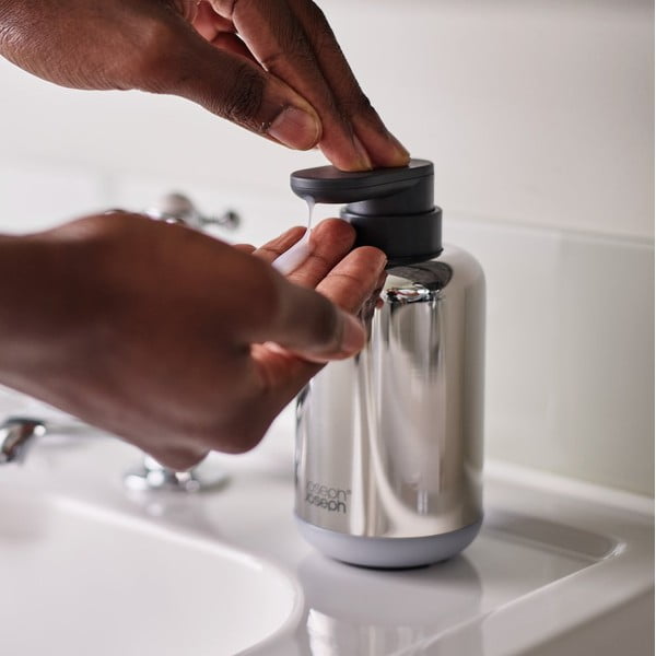 Dávkovač mydla z nehrdzavejúcej ocele v lesklo striebornej farbe 300 ml EasyStore Luxe – Joseph Joseph-image-1
