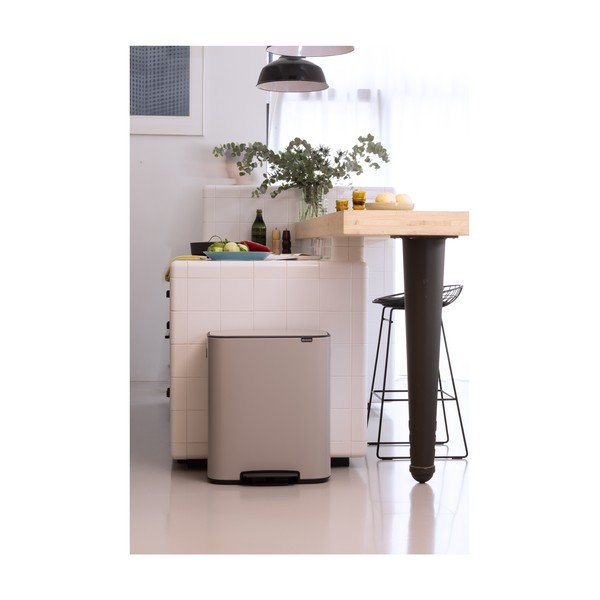 Svetlosivý oceľový odpadkový kôš 2x30 l na triedený odpad/pedálový Bo – Brabantia-image-1