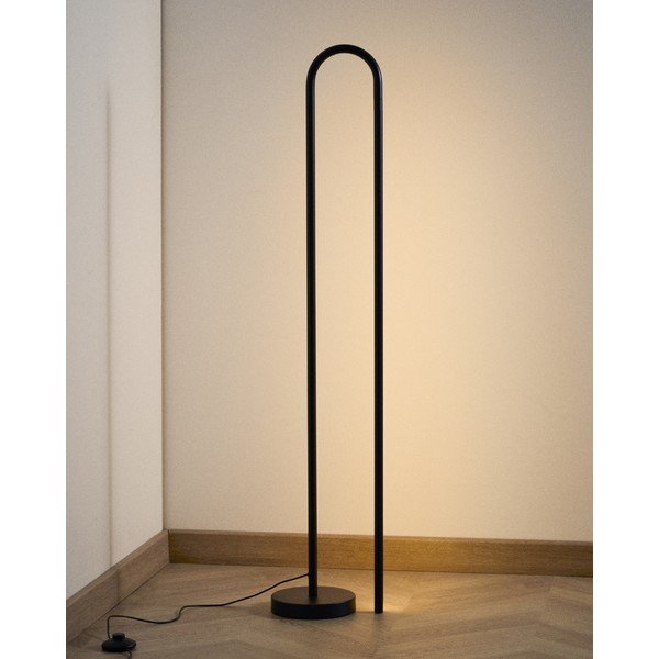 Čierna LED stojacia lampa (výška  120 cm) Bow – Kave Home-image-1
