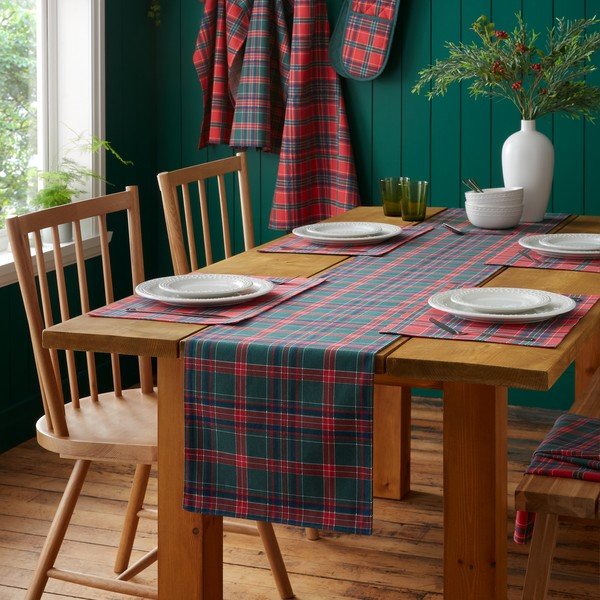 Bavlnený behúň na stôl s vianočným motívom 220x32 cm Christmas Tartan Check – Catherine Lansfield-image-2