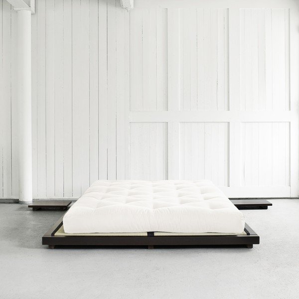 Dvojlôžková posteľ z borovicového dreva s matracom a tatami Karup Design Dock Double Latex Black/Natural, 160 × 200 cm-image-1