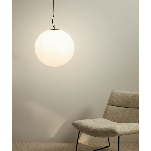 Biele/čierne kovové závesné svietidlo so skleneným tienidlom ø 50 cm Brisia – Kave Home-image-1