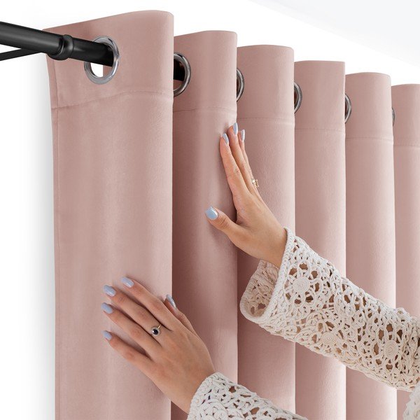 Svetloružový zamatový dimout záves 265x175 cm Velto – Filumi-image-4