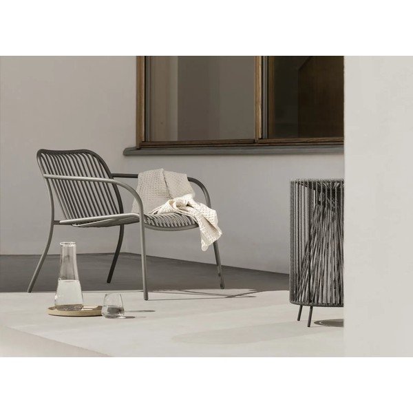 Sivé kovové záhradné kreslo Yua Wire – Blomus-image-1