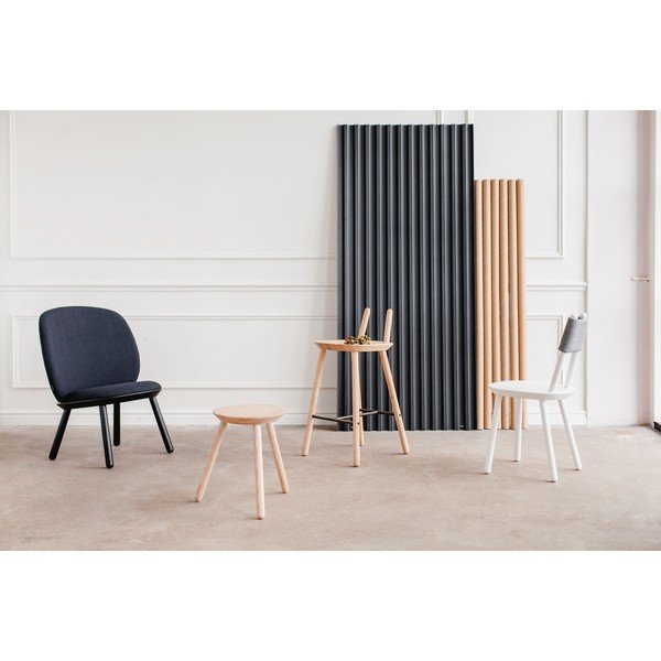 Čierne kreslo s konštrukciou z jaseňového dreva a koženými detailmi EMKO Naïve-image-1