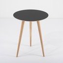 Odkladací stolík z dubového dreva s čiernou doskou Gazzda Arp, ⌀ 45 cm