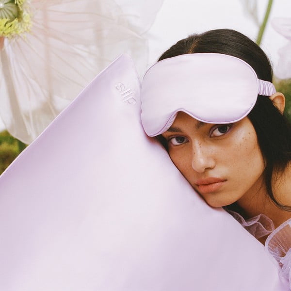 Hodvábna maska na spanie v levanduľovej farbe Contour Wildflower – slip-image-3