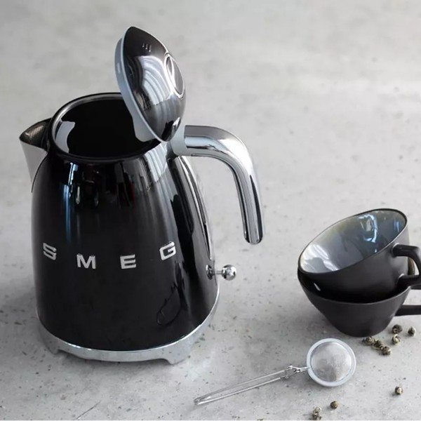 Čierna rýchlovarná kanvica z nehrdzavejúcej ocele 1,7 l Retro Style – SMEG-image-1