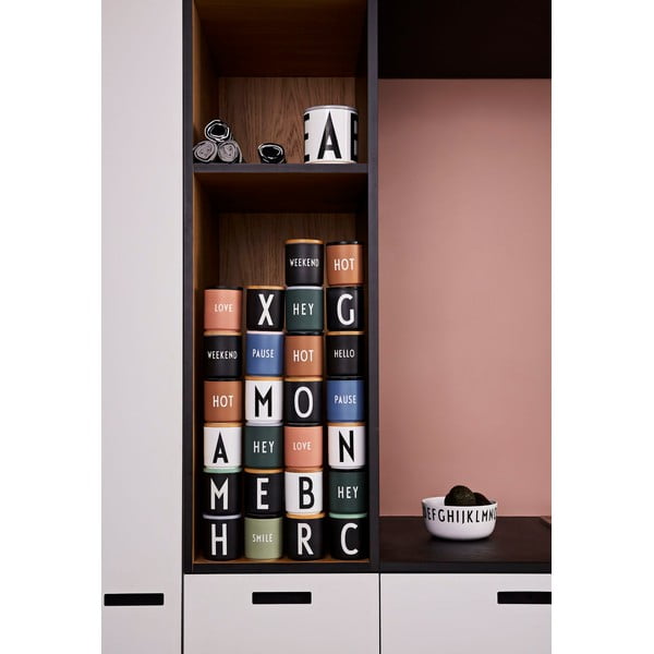 Čierny porcelánový hrnček 300 ml Hello – Design Letters-image-4