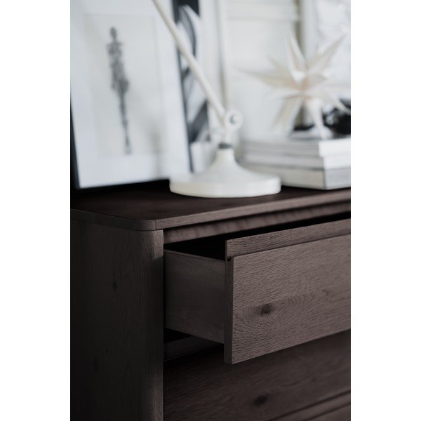 Komoda v dekore duba v tmavo prírodnej farbe 110x70x45 cm Melstone – Rowico-image-4