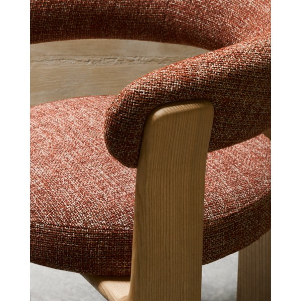 Jedálenské kreslo s podrúčkami z jaseňového dreva v prírodnej farbe/terakotové Granite – Kave Home-image-3