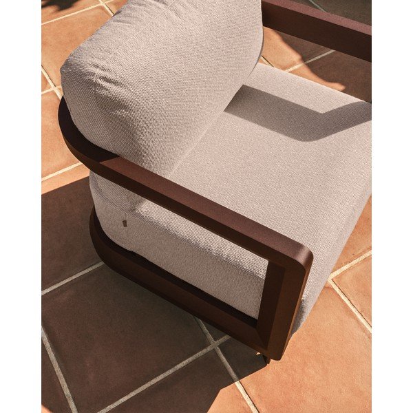 Hnedé/krémovobiele polstrované záhradné kreslo Nerano – Kave Home-image-3