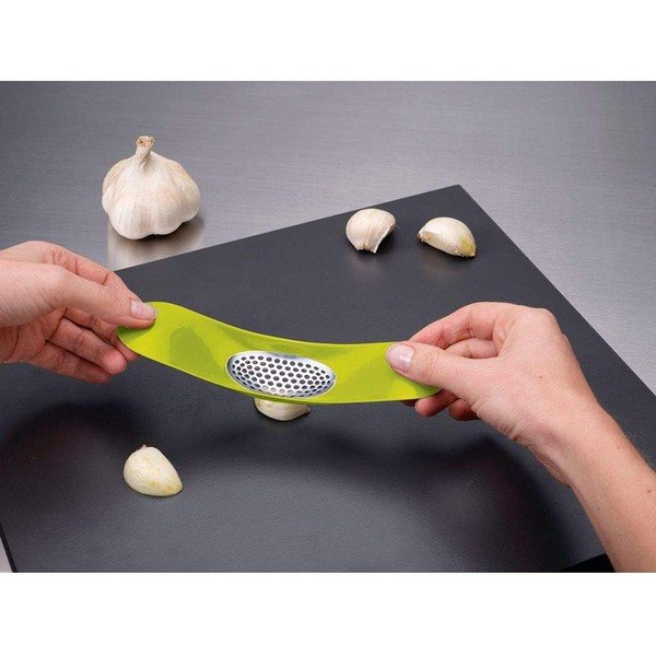 Zelené kolískové stláčadlo na cesnak Joseph Joseph Garlic Rocker-image-1