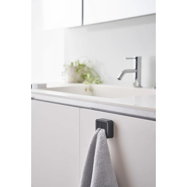 Čierny samodržiaci plastový držiak na kuchynské utierky Film Hook – YAMAZAKI-image-2