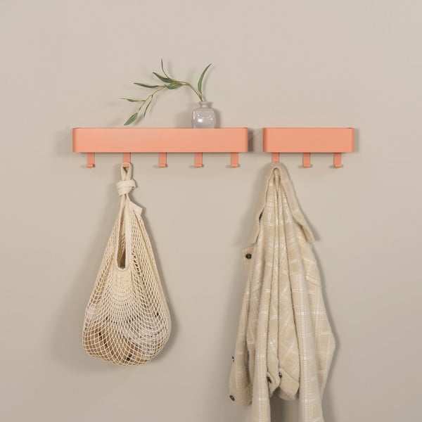 Kovový nástenný vešiak v lososovej farbe s poličkou 52 cm Dax Play – Spinder Design-image-1