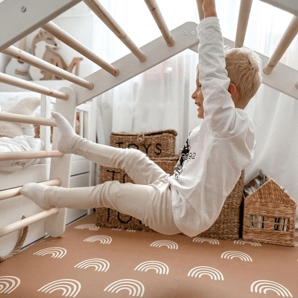 Sivý pikler trojuholník z borovicového dreva 61x112x94 cm Montessori – Meowbaby-image-4