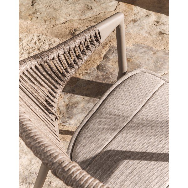 Taupe polstrovaná záhradná stolička Alimia – Kave Home-image-2
