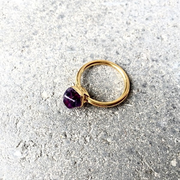 Pozlátený prsteň s fialovým ametystom Decadorn