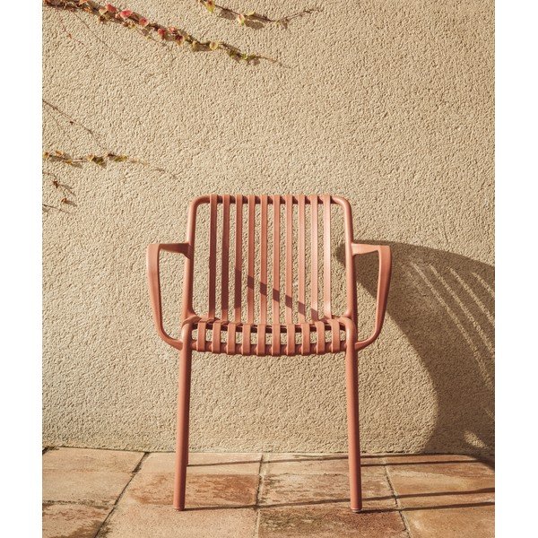 Plastová záhradná stolička v terakotovej farbe Isabellini – Kave Home-image-1