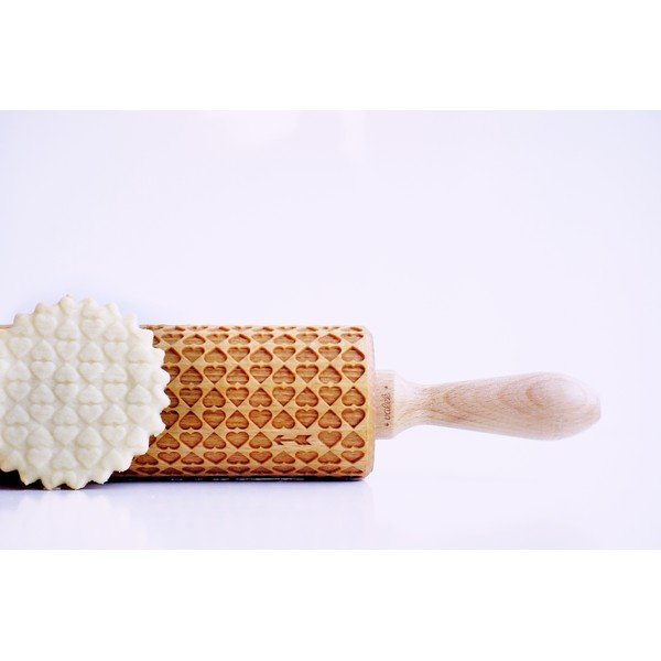 Drevený embosovaný valček na cesto Valek Srdce-image-1