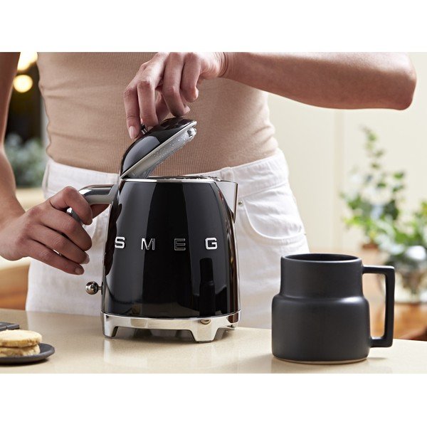 Čierna rýchlovarná kanvica z nehrdzavejúcej ocele 800 ml Retro Style – SMEG-image-1