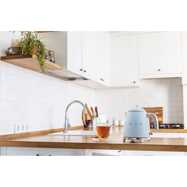 Svetlomodrá rýchlovarná kanvica z nehrdzavejúcej ocele 800 ml Retro Style – SMEG-image-1