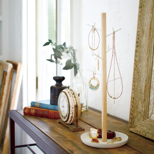 Biely stojanček na šperky s detailom z bukového dreva YAMAZAKI Tosca Branch-image-1