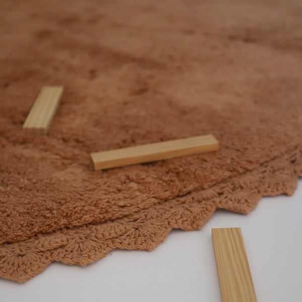 Umývateľný ručne tkaný bavlnený okrúhly koberec v tehlovej farbe ø 110 cm Perla Toffee – Nattiot-image-1