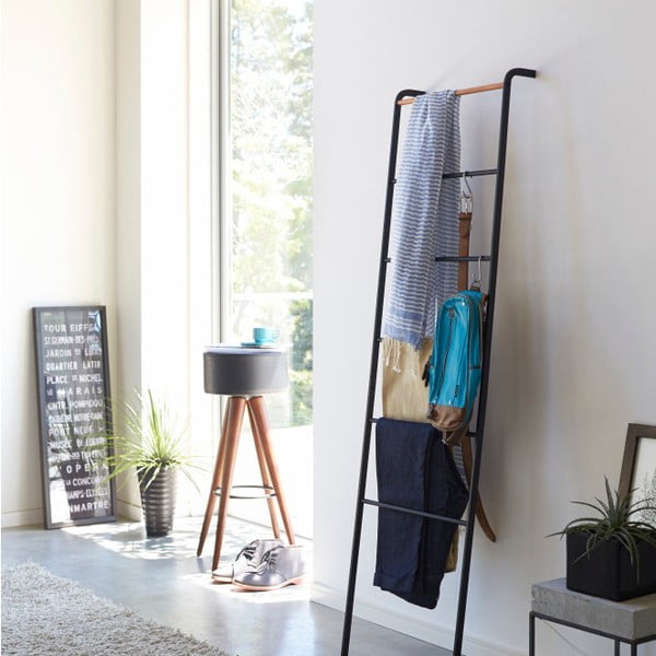 Čierny dekoratívny rebrík s detailom z bukového dreva YAMAZAKI Tower Ladder-image-1