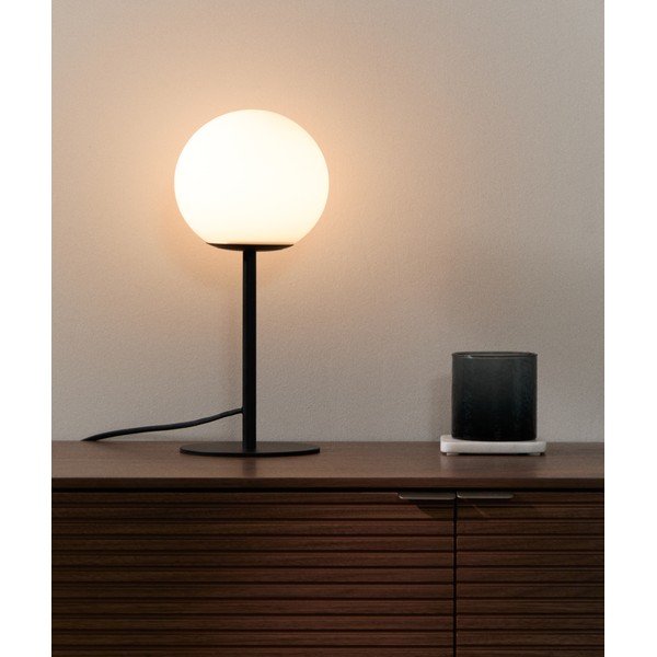 Biela/čierna stolová lampa so skleneným tienidlom (výška  35 cm) Brisia – Kave Home-image-1