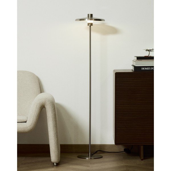 Stojacia lampa v striebornej farbe s kovovým tienidlom (výška  130 cm) Nuvira – Kave Home-image-1