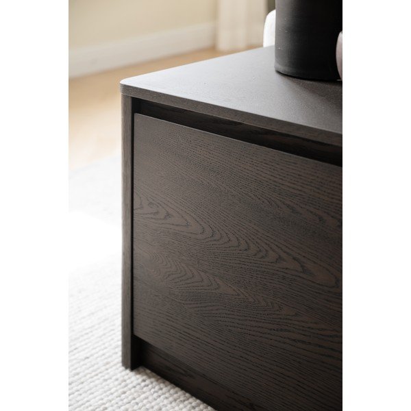 Komoda v dekore duba v tmavo prírodnej farbe 180x50x40 cm Melstone – Rowico-image-4