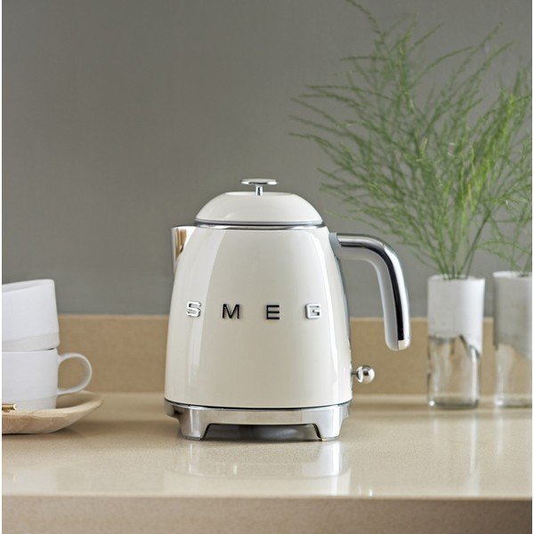 Krémová rýchlovarná kanvica z nehrdzavejúcej ocele 800 ml Retro Style – SMEG-image-1