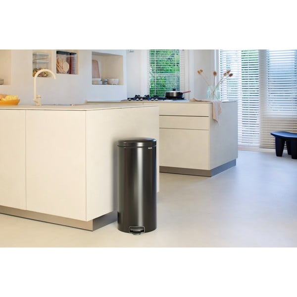 Matne čierny nášľapný oceľový odpadkový kôš 30 l NewIcon – Brabantia-image-3