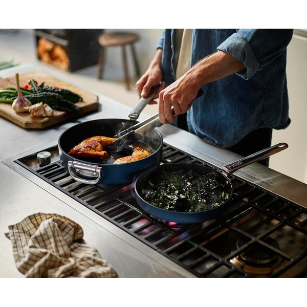 Panvice v súprave 2 ks s keramickým povrchom Space – Joseph Joseph-image-1