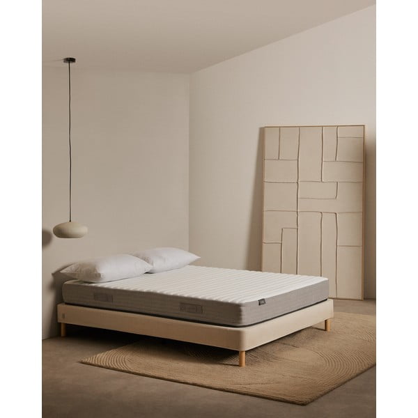 Stredne tvrdý penový termoregulačný matrac 135x190 cm Yoko – Kave Home-image-1