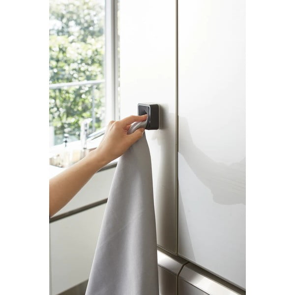 Čierny samodržiaci plastový držiak na kuchynské utierky Film Hook – YAMAZAKI-image-4