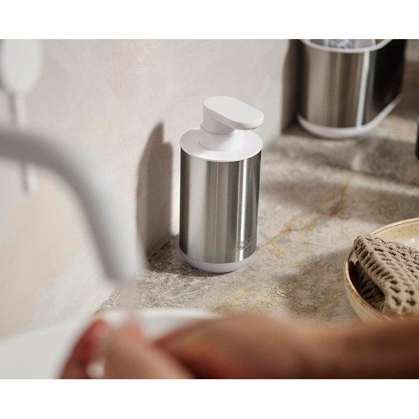 Dávkovač mydla z nehrdzavejúcej ocele v striebornej farbe 300 ml Duo Steel – Joseph Joseph-image-1