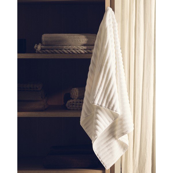 Biely froté bavlnený uterák 50x90 cm Navira – Kave Home-image-3