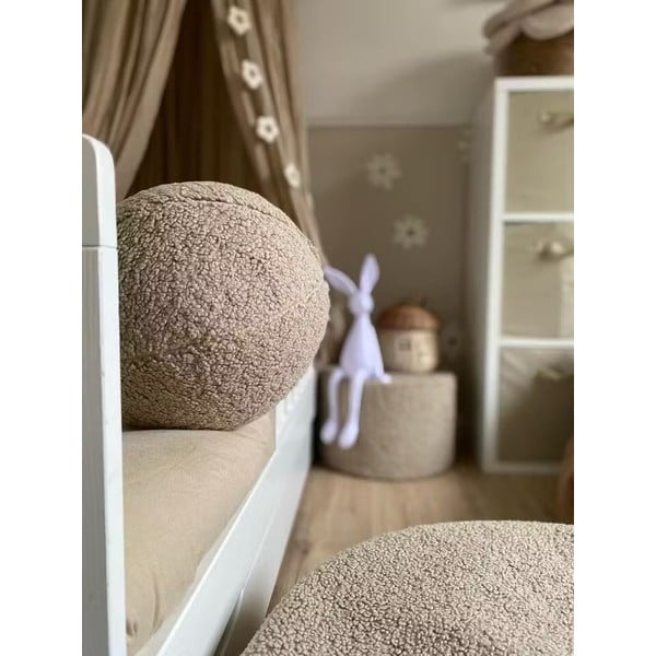 Svetlohnedý detský pohovkový vankúš z textílie buklé Ball – Wigiwama-image-4