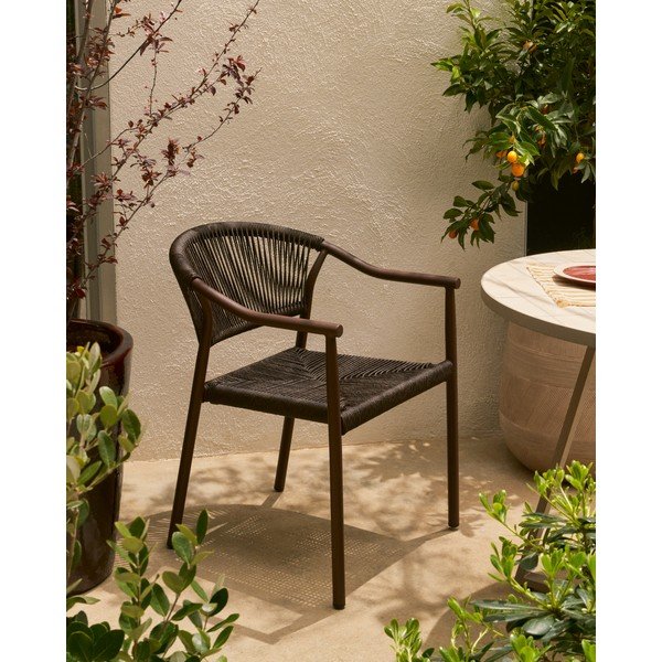 Hnedá ratanová záhradná stolička Livadia – Kave Home-image-1
