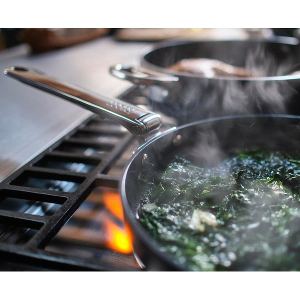 Panvice v súprave 2 ks s keramickým povrchom Space – Joseph Joseph-image-4