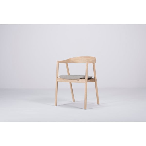 Jedálenská stolička z masívneho dubového dreva so sivým sedadlom Gazzda Muna-image-4