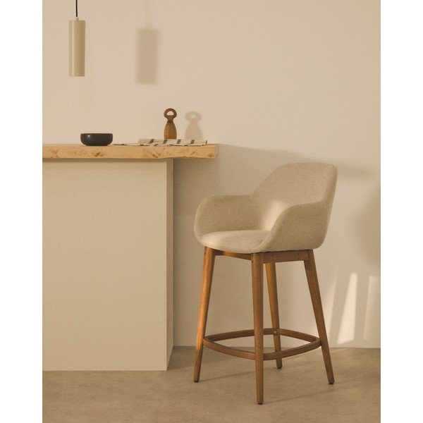 Béžová čalúnená barová stolička s podrúčkami (výška sedadla 66 cm) Konna – Kave Home-image-1