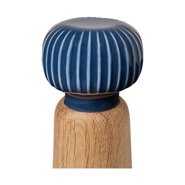 Mlynček z dubového dreva na korenie s tmavomodrým detailom z porcelánu Kähler Design Hammershoi, výška 13 cm-image-3