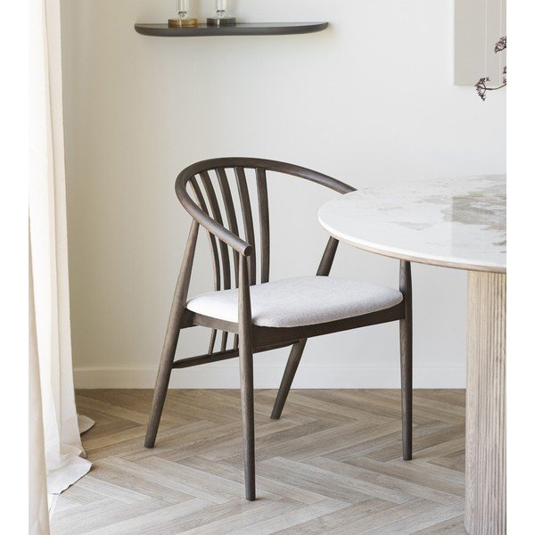 Tmavohnedá jedálenská stolička s podrúčkami z dubového dreva Agustin – House Nordic-image-2