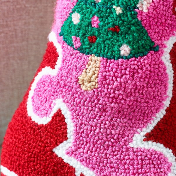 Dekoračný vankúš s vianočným motívom z materiálu buklé 48x35 cm Santa's Howdy Christmas Boot – Catherine Lansfield-image-2