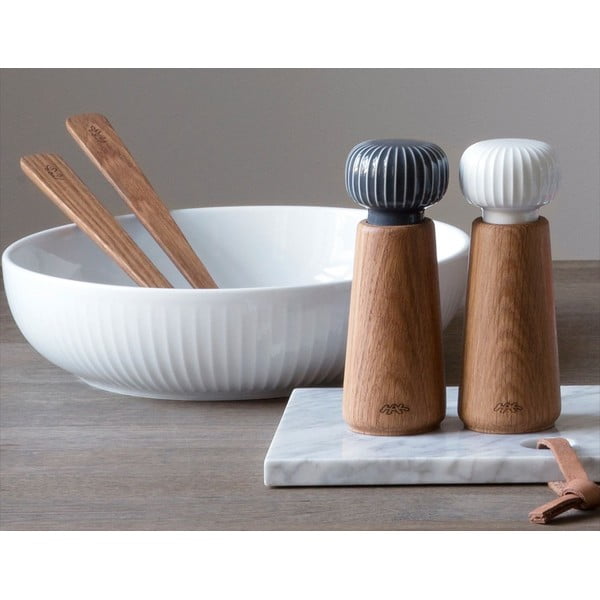 Mlynček z dubového dreva na korenie so sivomodrým detailom z porcelánu Kähler Design Hammershoi, výška 17,5 cm-image-1