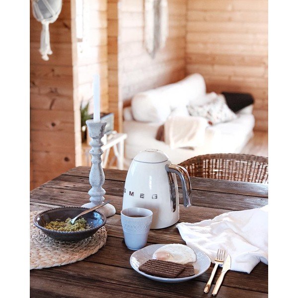 Krémová rýchlovarná kanvica z nehrdzavejúcej ocele 1,7 l Retro Style – SMEG-image-1